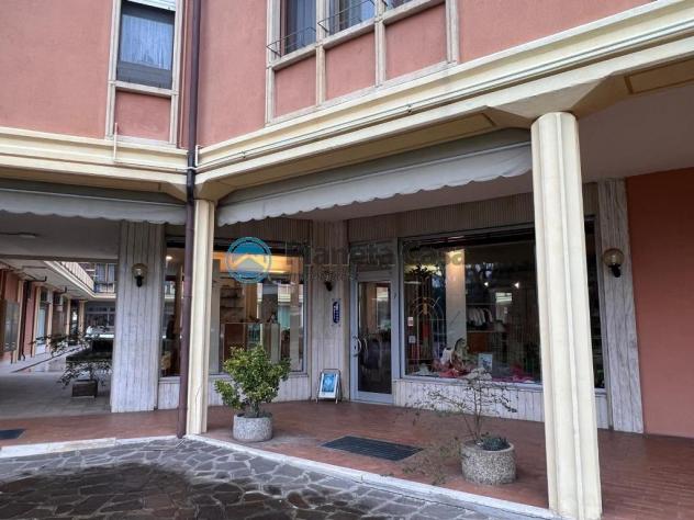 MONTEGROTTO: negozio centrale con 6 vetrine, magazzino e garage - Foto 4