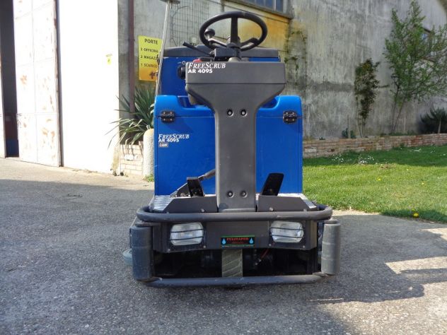 Lavapavimenti spazzante da 90 Cm operatore a bordo