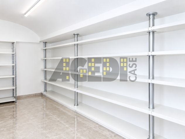 PADOVA – CENTRO STORICO – VIA ALTINATE – NEGOZIO DI PREGIATE FINITURE - Foto 3