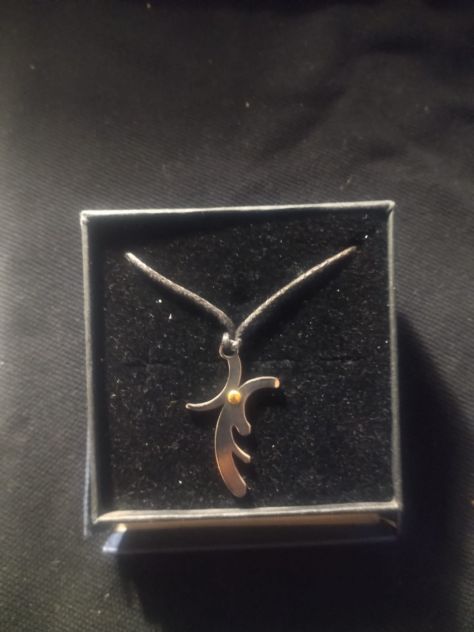 collana in caucciù con ciondolo tribale - Foto 2