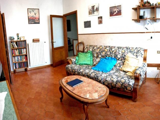 Ottimo appartamento disposto su due livelli corredato da vasto giardino. - Foto 2