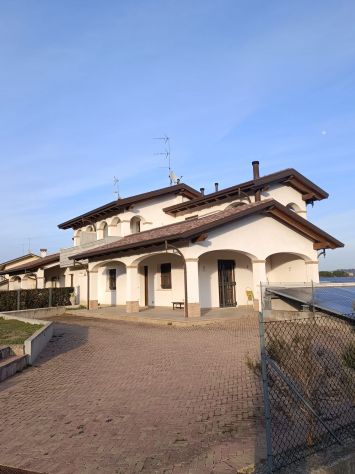 Vendesi villetta bifamiliare