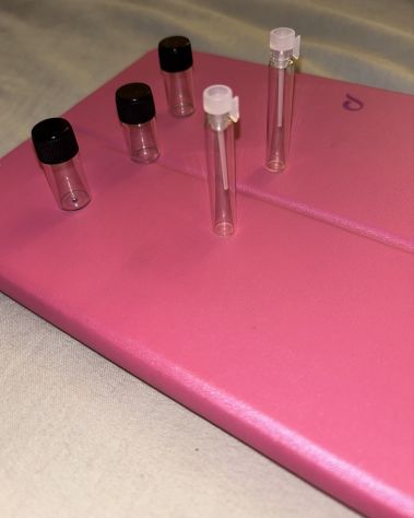 5 PICCOLI CONTENITORI/BARATTOLI NUOVI MAI USATI IN VETRO E TAPPI IN PLASTICA - Foto 2