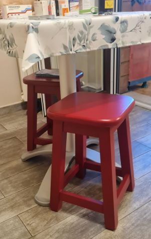 Sgabelli in legno massiccio