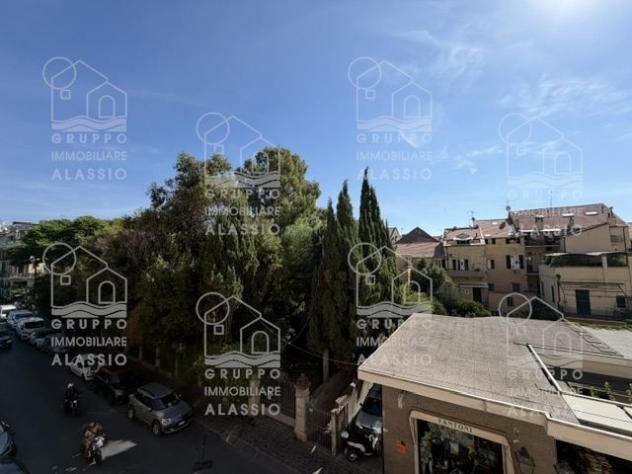 Alassio, ampio appartamento in vendita in zona centrale. - Foto 2