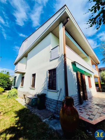 V005493 - AMPIA PORZIONE DI BIFAMILIARE CON GIARDINO, TAVERNA E MANSARDA - Foto 6