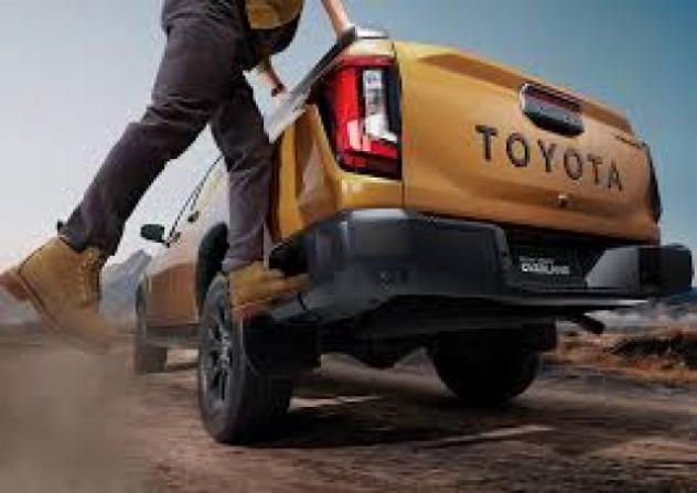 TOYOTA Hilux NG26 2.8 D-4D A/T 4WD 48V 4 porte Double Cab rif. 23719198 - Foto 10