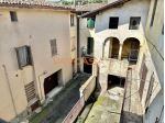STABILE CON TRE APPARTAMENTI, NEGOZIO E PORZIONE DI RUSTICO