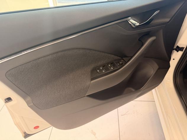 Škoda Kamiq 1.0 TSI 95cv BLACK DOTS - Foto 8