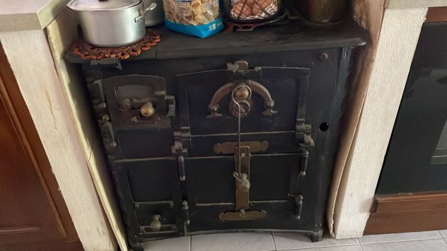 Antica stufa in ghisa lavorata, primi del 900 (usata) privato vende. - Foto 2