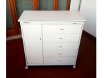 Fasciatoio con rotelle in legno bianco
