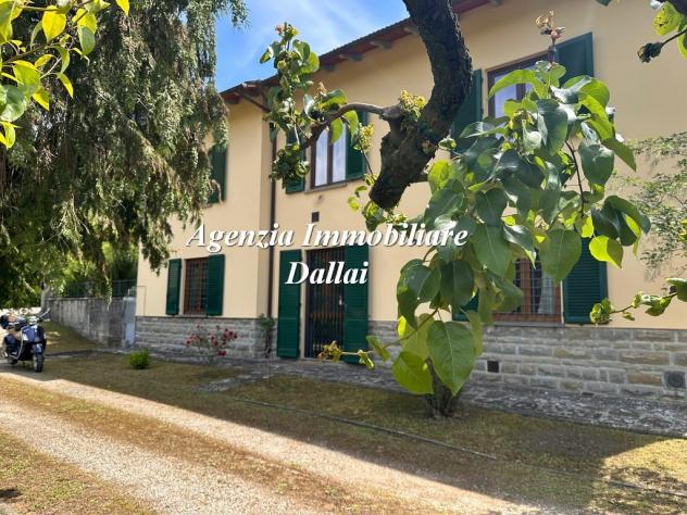 Scarperia - Nel verde villetta con garage e giardino
