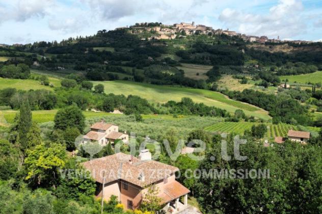 Rustico / Casale di 440 m² con più di 5 locali e box auto in vendita a Montepulciano