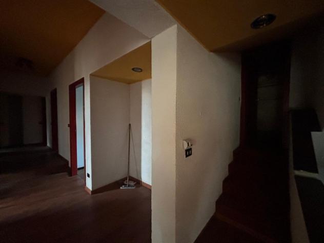 VILLA SINGOLA CON DUE APPARTAMENTI DA PARZIALMENTE RISTRUTTURARE - Foto 17