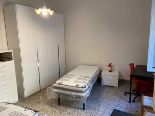 CENTRALE, VICINO TUTTE FACOLTA', POSTO LETTO IN AMPIA CAMERA DOPPIA PER STUDENTE