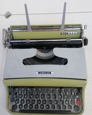 Macchina da scrivere Lettera 22 Olivetti compresa di borsa