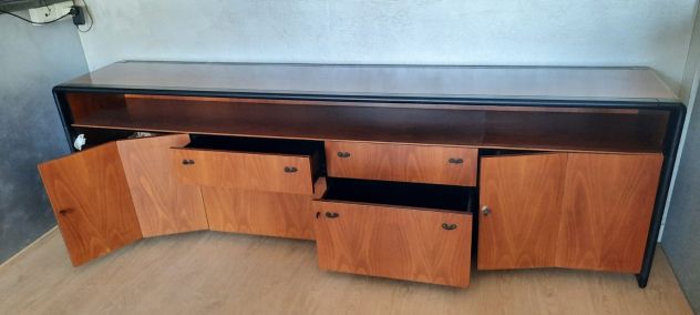 Arredamento completo coordinato: tavolo, vetrina e credenza