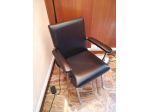 Poltroncina in pelle nera