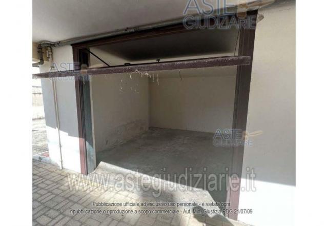 IMMOBILI-IMMOBILE COMMERCIALE-TRAVERSA VIA DELLA LIBERTA