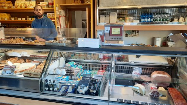 negozio 4 vetrine angolare a Corsico x alimentari etnici - frutta e verdura - Foto 2