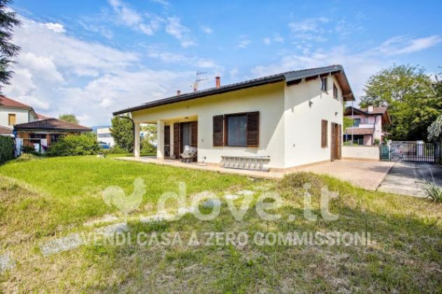 Villa di 250 m² con più di 5 locali e box auto doppio in vendita a Brebbia - Foto 2