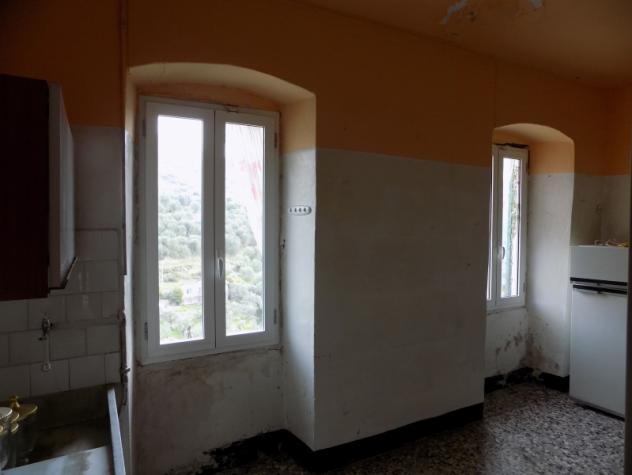 VENDESI A COSTA D'ONEGLIA IN CENTRO PAESE , CASETTA SU DUE PIANI , DA RISTRUTTURARE