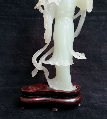 ANTICA SCULTURA GEISHA IN AUTENTICA GIADA CHIARA CON BASE LEGNO, CINA 1950 CIRCA - Foto 3