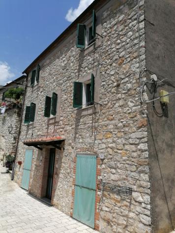 Nel comune di Semproniano, a pochi km da Saturnia e relative terme, Vendiamo appartamento che si sviluppa su due piani, al centro storico composto da: - Foto 2