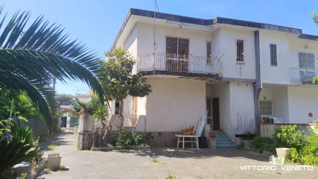 Porzione di villa indipendente su 2 livelli con giardino a pochi passi dal mare - Foto 4