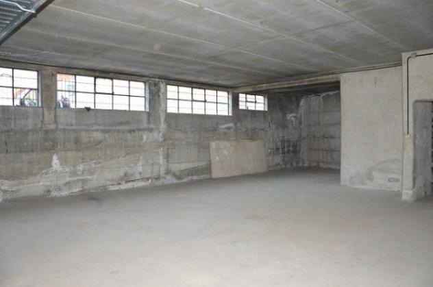 Immobile di 330 m² in affitto a Cardano al Campo