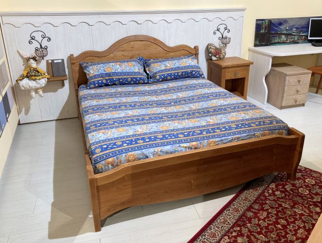 letto matrimoniale tabià con comodino abete