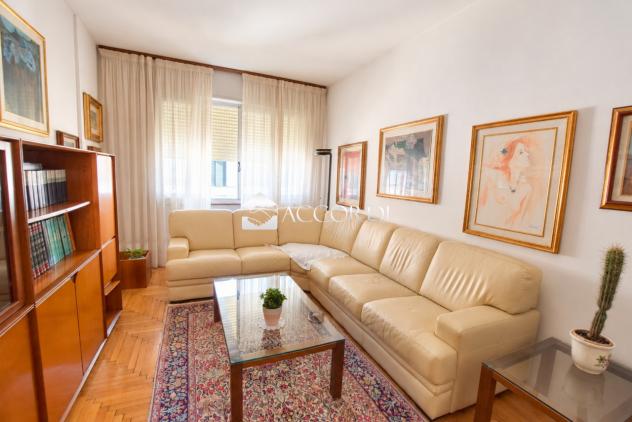 PALAZZO di 9 vani e di 350 mq (MONTEBELLUNA) rif. PE27