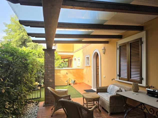 RONCHI, a soli 500 metri dal mare della Riviera Apuana, elegante villetta a schiera d'angolo con giardino su due lati e ampio pergolato. Disposta su t - Foto 6