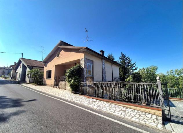 V005524 - CASA INDIPENDENTE LIBERA SU QUATTRO LATI CON GIARDINO PRIVATO