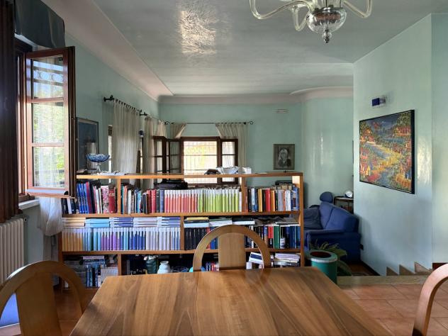 RONCHI, zona tranquilla e vicina al mare, villa su più livelli con ampio giardino su quattro lati. Al piano terra troviamo ingresso, salone, tinello, - Foto 7