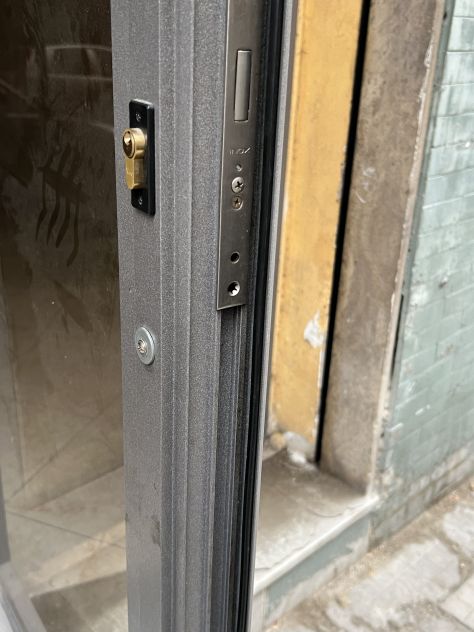 Porta con vetrata in alluminio per attività com.le - Foto 2