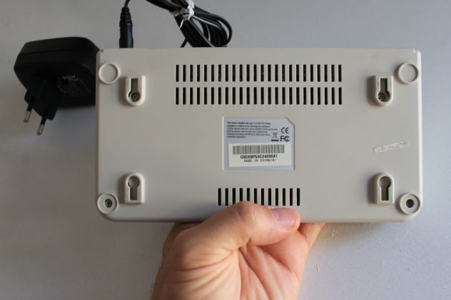 Retrocomputing Switch di rete 8 porte usato funzionante networking 10/100 - Foto 3