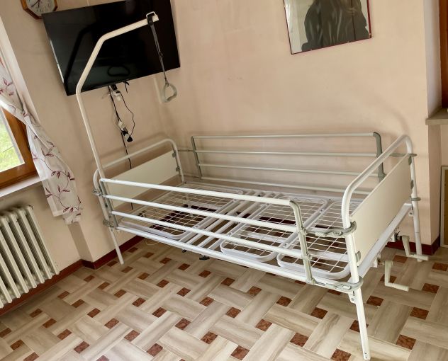 Letto Ortopedico di 2m, a due Manovelle , con sponde e triangolo alzamalati. - Foto 6
