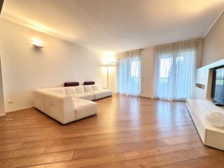 Appartamento di 137 m² con 3 locali e box auto doppio in affitto a Milano