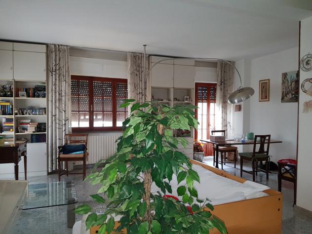 MARINA DI MASSA, prima periferia e poco distante dal mare, vendesi villetta singola con giardino circondante: salone, cucina, tinello con camino, bagn - Foto 2