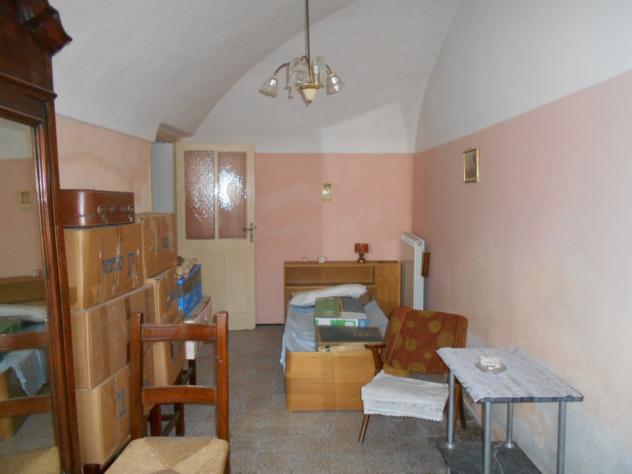In zona centrale, ex cascinale composta da abitazione al piano terra: cucinino, tinello, tre vani e bagno; sempre al piano terra magazzino e box auto. - Foto 13