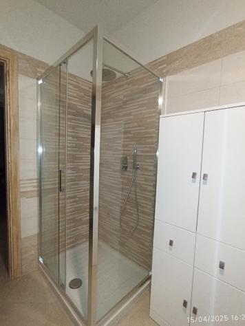Appartamento con ingresso indipendente e posto auto . Primo piano . Completamente ristrutturato ed arredato . - Foto 9