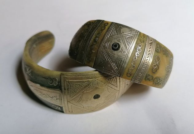 COPPIA RARI ANTICHI BRACCIALI TRIBALI TUAREG IN CORNO E ARGENTO.