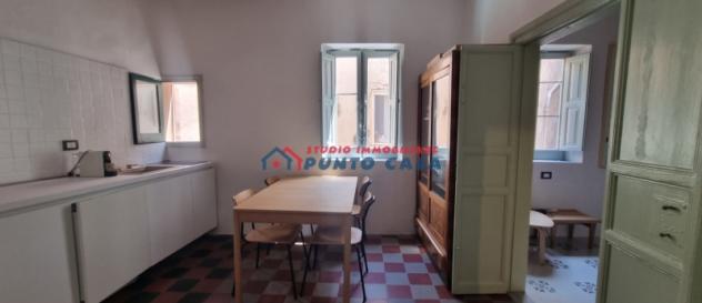 CENTRO STORICO – Via delle Arti, 2° piano s.a., appartamento 3 vani+accessori arredato. Ottime condizioni e contesto. Euro 900 CL E - Foto 2