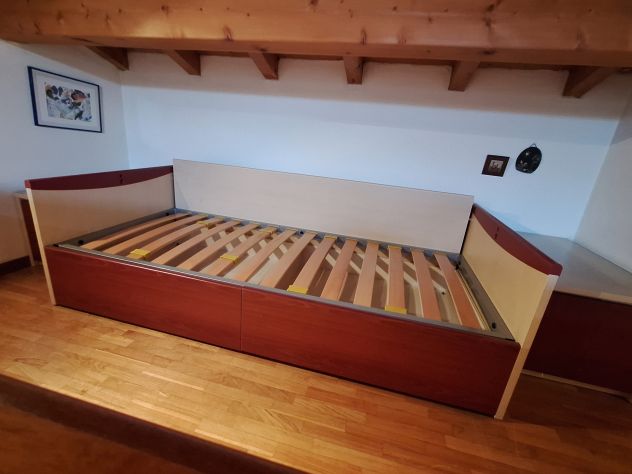 letto singolo con 2 comodini