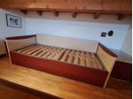 letto singolo con 2 comodini