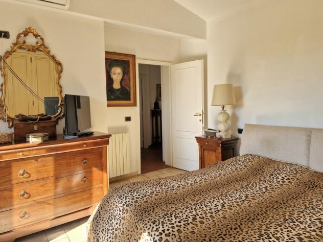 MONTIGNOSO, villetta a schiera con giardino angolare a circa 3,5 km dal mare della Versilia. L'immobile è composto di sala, cucina, disimpegno, camera - Foto 15