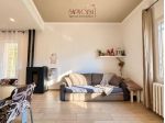 Casa bifamiliare con ampi servizi e corte esclusiva