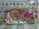 Borsa nuovissima, mai usata, con fantasie floreali, paillettes e con due manici.