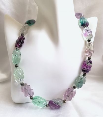 SPETTACOLARE PREZIOSO COLLIER-GIOIELLO IN FLUORITE SCOLPITA, PEZZO UNICO. - Foto 4